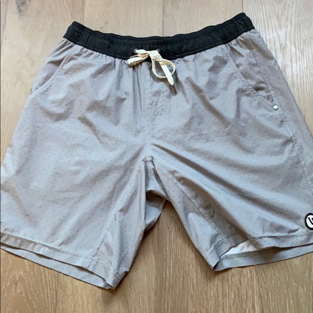 Vuori Kore Shorts - Gray Dots